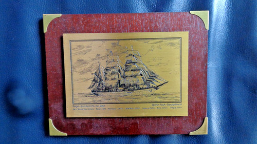 Messingschild auf holzplatte - messingschild,