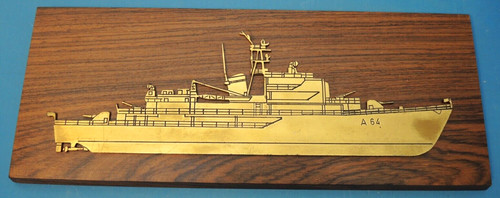 Messing relief auf - holz, tender
